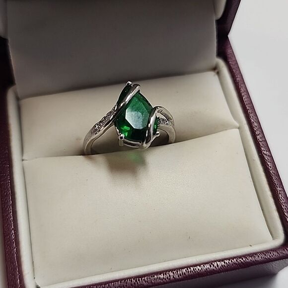 Elegant Silver Plated and Green Glass Gemstone Ring 6.75 - Picture 3 of 3
